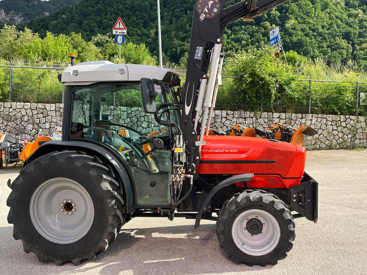SAME FRUTTETO S 100 – CARICATORE - Traktori: kuva  SAME FRUTTETO S 100 – CARICATORE - Traktori SAME FRUTTETO S 100 – CARICATORE - Traktori: kuva  SAME FRUTTETO S 100 – CARICATORE - Traktori