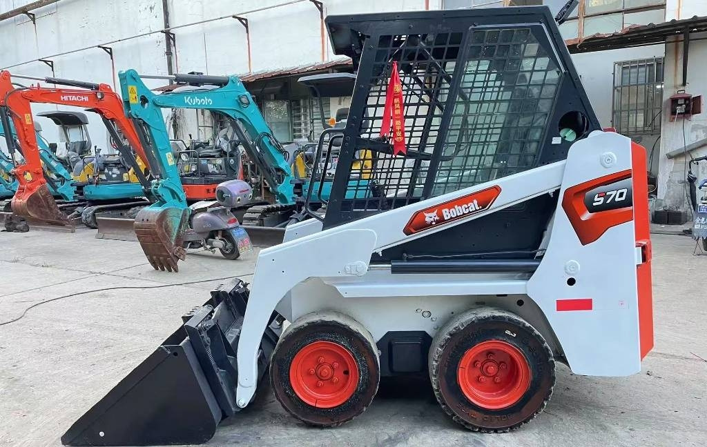Bobcat S 70 - Liukuohjattu kuormaaja: kuva Bobcat S 70 - Liukuohjattu kuormaaja Bobcat S 70 - Liukuohjattu kuormaaja: kuva Bobcat S 70 - Liukuohjattu kuormaaja