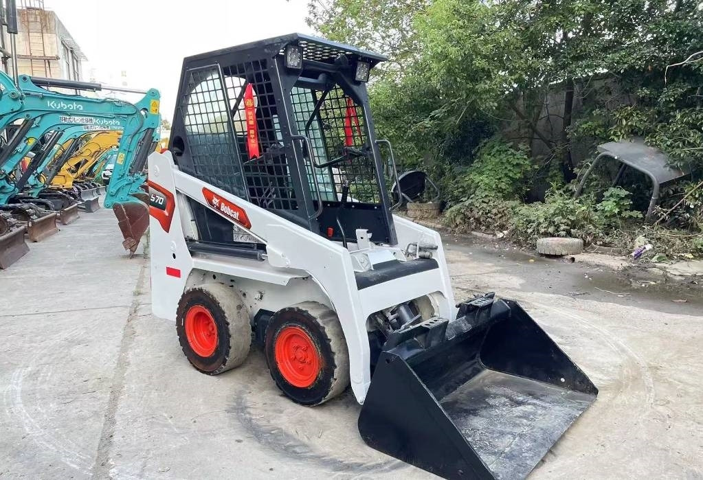 Bobcat S 70 - Liukuohjattu kuormaaja: kuva Bobcat S 70 - Liukuohjattu kuormaaja Bobcat S 70 - Liukuohjattu kuormaaja: kuva Bobcat S 70 - Liukuohjattu kuormaaja