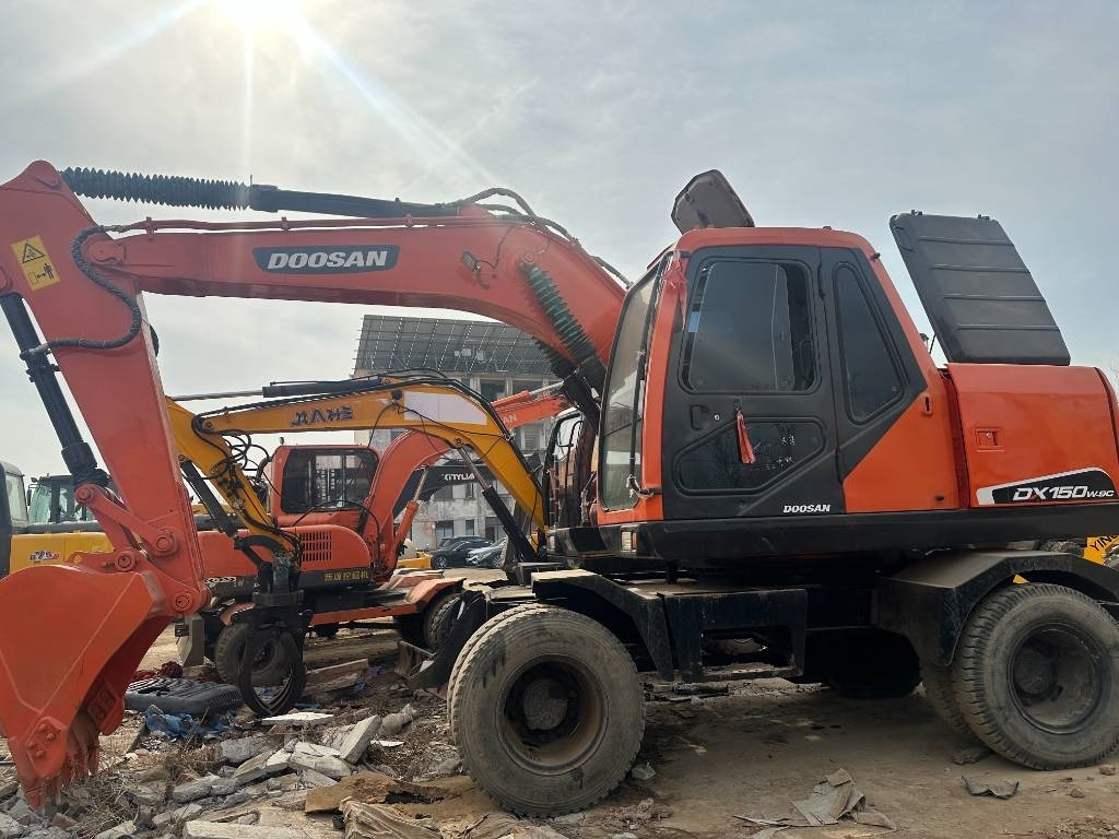 Doosan 150 - Pyöräalustainen kaivinkone: kuva Doosan 150 - Pyöräalustainen kaivinkone Doosan 150 - Pyöräalustainen kaivinkone: kuva Doosan 150 - Pyöräalustainen kaivinkone