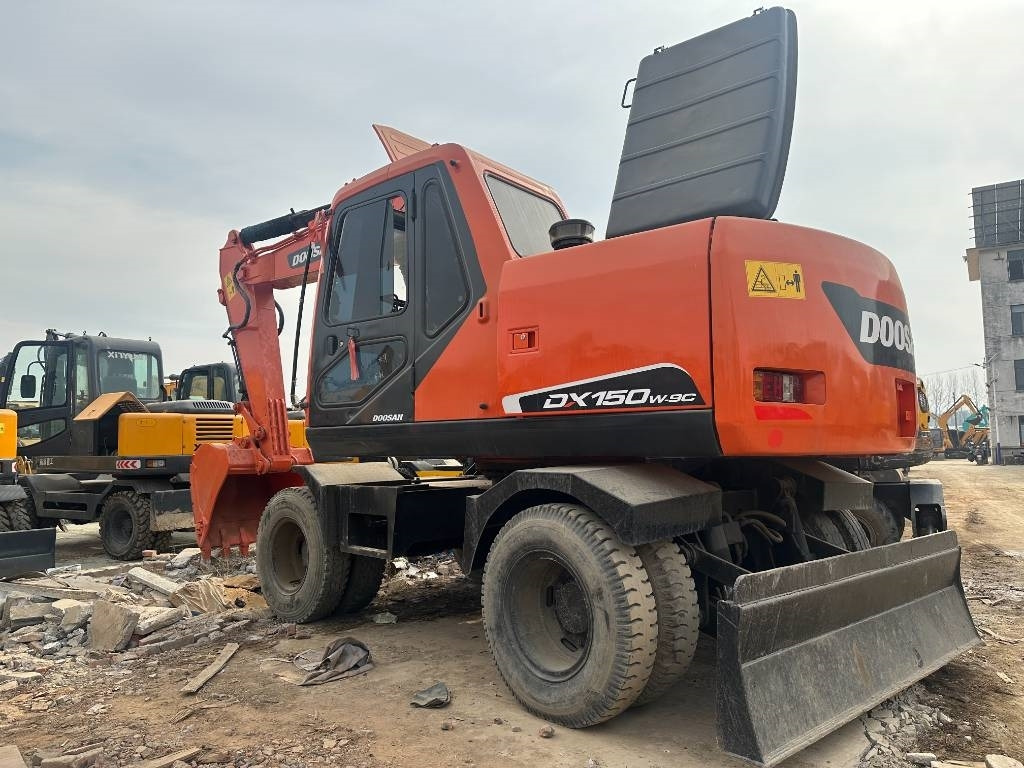 Doosan 150 - Pyöräalustainen kaivinkone: kuva Doosan 150 - Pyöräalustainen kaivinkone Doosan 150 - Pyöräalustainen kaivinkone: kuva Doosan 150 - Pyöräalustainen kaivinkone