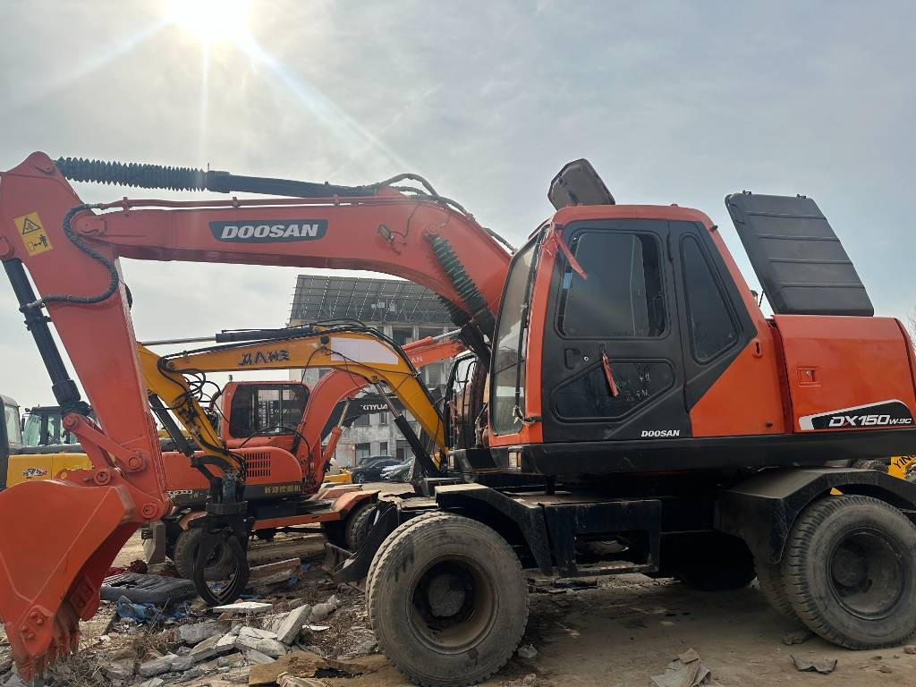 Doosan 150 W-7 - Pyöräalustainen kaivinkone: kuva Doosan 150 W-7 - Pyöräalustainen kaivinkone Doosan 150 W-7 - Pyöräalustainen kaivinkone: kuva Doosan 150 W-7 - Pyöräalustainen kaivinkone