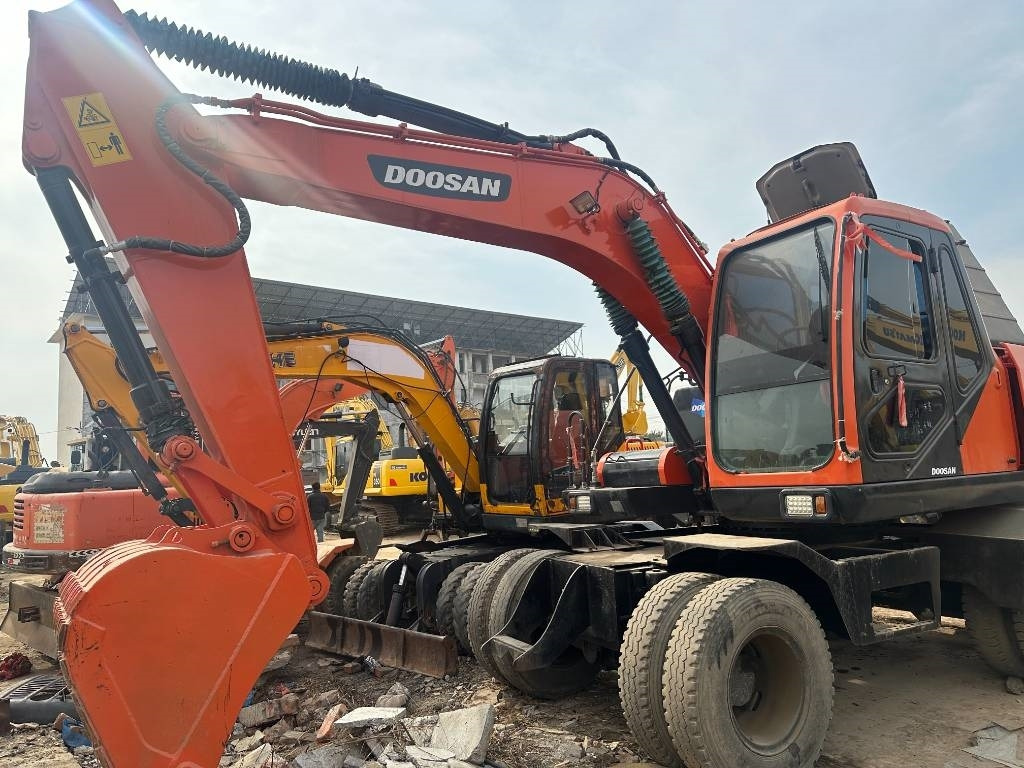 Doosan 150 W-7 - Pyöräalustainen kaivinkone: kuva Doosan 150 W-7 - Pyöräalustainen kaivinkone Doosan 150 W-7 - Pyöräalustainen kaivinkone: kuva Doosan 150 W-7 - Pyöräalustainen kaivinkone