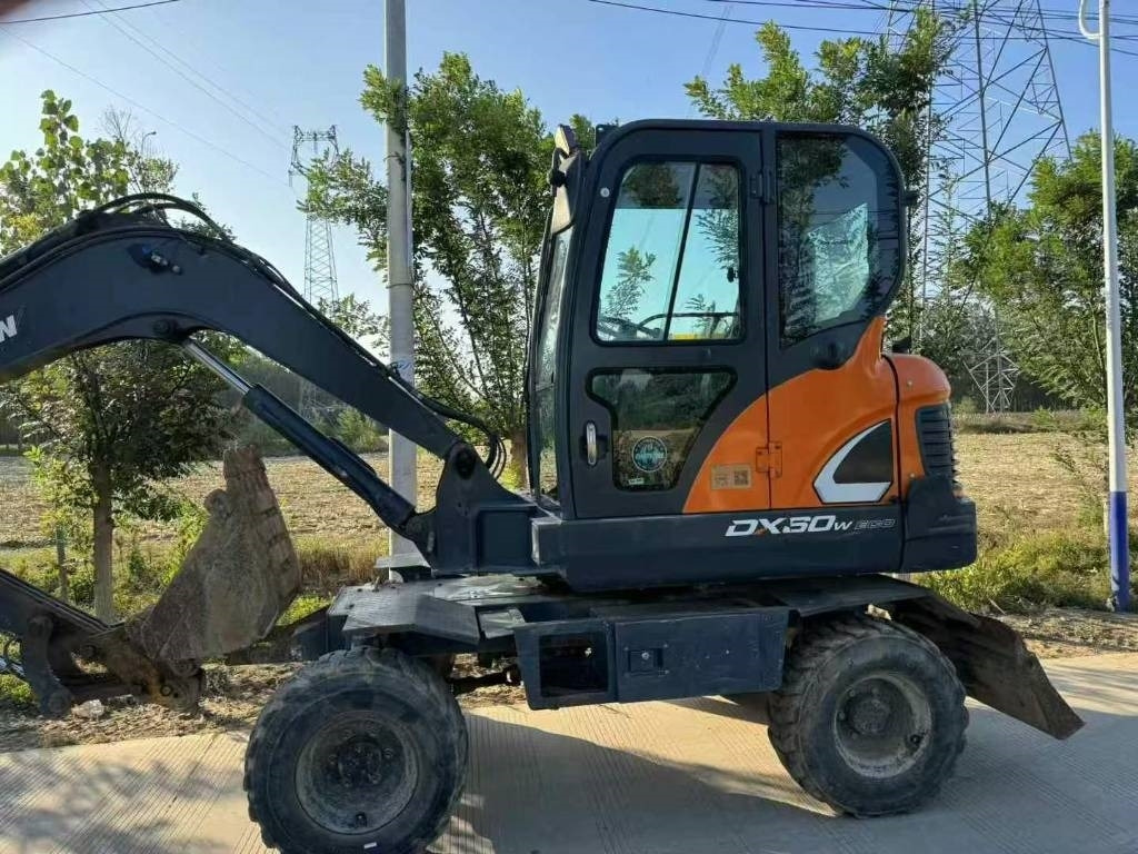 Doosan DX60W - Pyöräalustainen kaivinkone: kuva Doosan DX60W - Pyöräalustainen kaivinkone Doosan DX60W - Pyöräalustainen kaivinkone: kuva Doosan DX60W - Pyöräalustainen kaivinkone