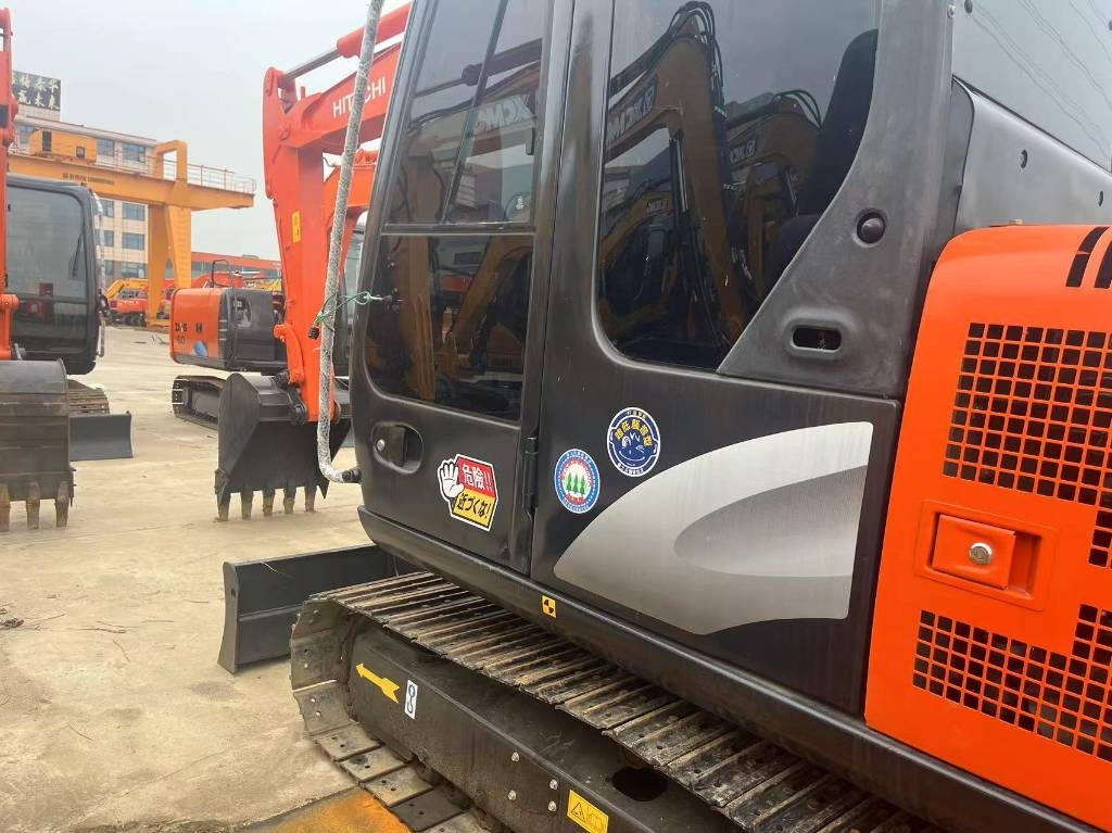 Hitachi ZX 60 - Minikuormaaja: kuva Hitachi ZX 60 - Minikuormaaja Hitachi ZX 60 - Minikuormaaja: kuva Hitachi ZX 60 - Minikuormaaja