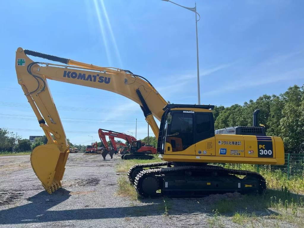 Komatsu PC 300 - Telakaivukone: kuva Komatsu PC 300 - Telakaivukone Komatsu PC 300 - Telakaivukone: kuva Komatsu PC 300 - Telakaivukone