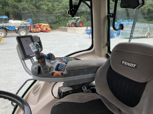 Fendt 824 VARIO SCR PROFI - Traktori: kuva Fendt 824 VARIO SCR PROFI - Traktori Fendt 824 VARIO SCR PROFI - Traktori: kuva Fendt 824 VARIO SCR PROFI - Traktori