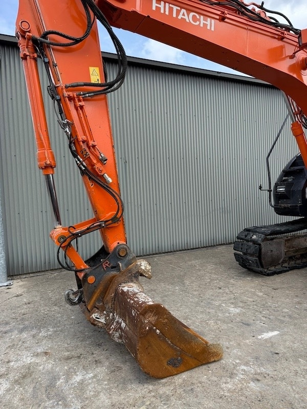 Hitachi ZX 135 US-5B - Telakaivukone: kuva Hitachi ZX 135 US-5B - Telakaivukone Hitachi ZX 135 US-5B - Telakaivukone: kuva Hitachi ZX 135 US-5B - Telakaivukone