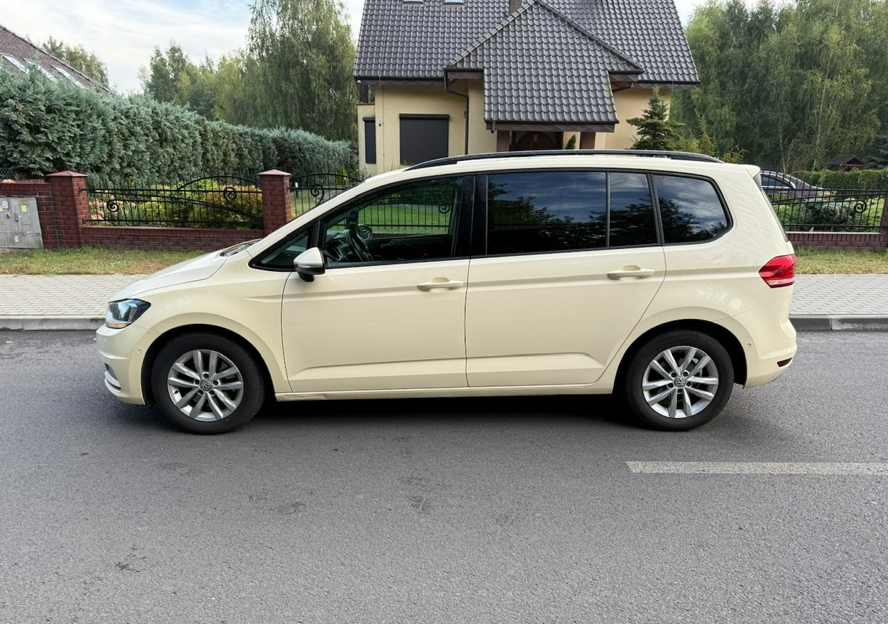 Volkswagen Touran III 2.0 TDI DSG 120 KM Automat 7osobowy Klima Skóra Full Serwis 2020 - Farmari: kuva Volkswagen Touran III 2.0 TDI DSG 120 KM Automat 7osobowy Klima Skóra Full Serwis 2020 - Farmari Volkswagen Touran III 2.0 TDI DSG 120 KM Automat 7osobowy Klima Skóra Full Serwis 2020 - Farmari: kuva Volkswagen Touran III 2.0 TDI DSG 120 KM Automat 7osobowy Klima Skóra Full Serwis 2020 - Farmari