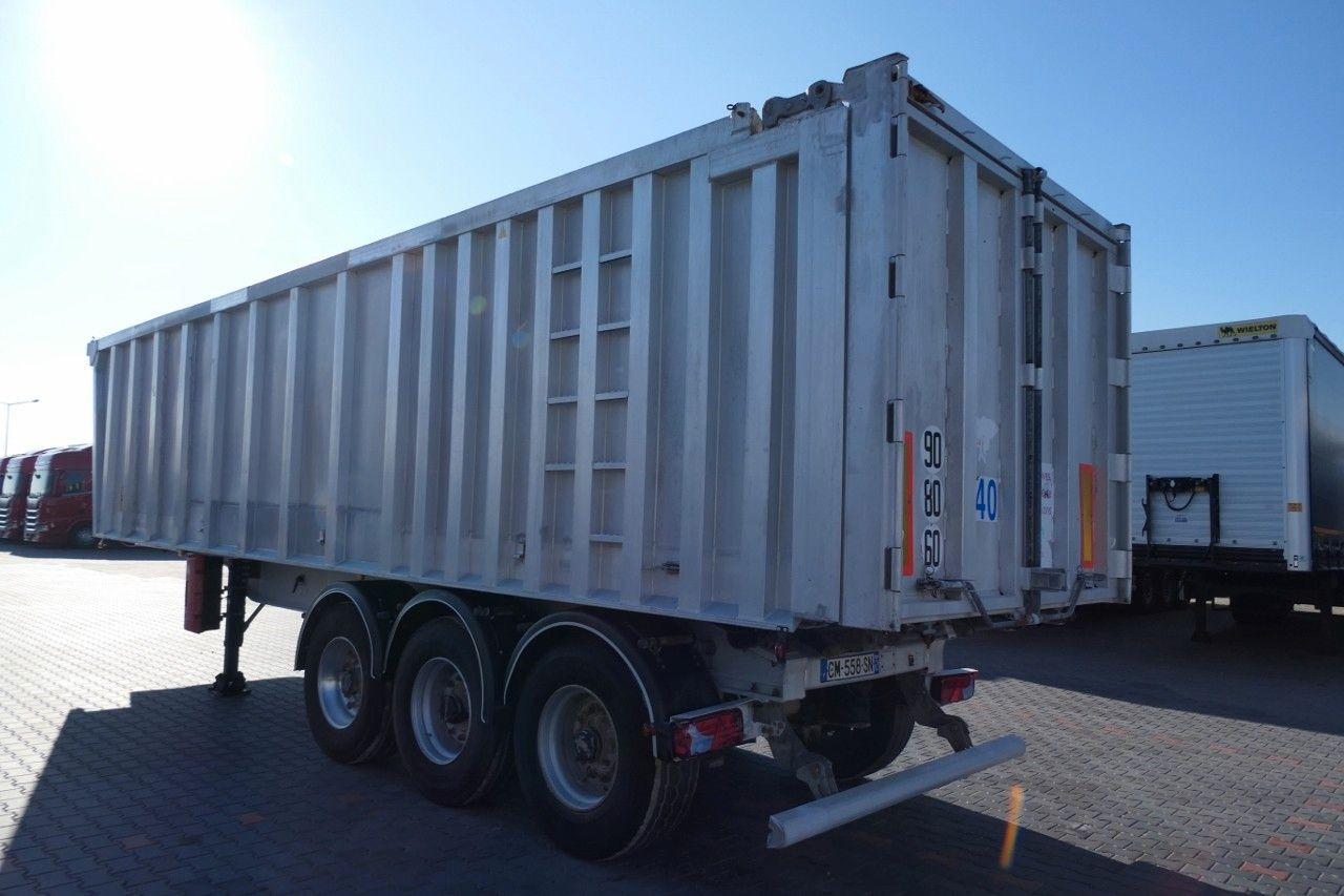 Benalu TIPPER 45 M3/WHOLE ALUMINIUM/5700 KG/FLAP-DOORS - Kippiauto puoliperävaunu: kuva Benalu TIPPER 45 M3/WHOLE ALUMINIUM/5700 KG/FLAP-DOORS - Kippiauto puoliperävaunu Benalu TIPPER 45 M3/WHOLE ALUMINIUM/5700 KG/FLAP-DOORS - Kippiauto puoliperävaunu: kuva Benalu TIPPER 45 M3/WHOLE ALUMINIUM/5700 KG/FLAP-DOORS - Kippiauto puoliperävaunu