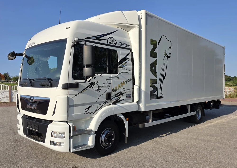 MAN TGL 12.250 / KONTENER / IZOTERMA / WINDA / 2019R / EURO 6 / PEŁEN SERWIS / 6 TON ŁADOWNOŚĆ / SPROWADZONY / ZADBANY / JAK NOWY / KSIĄŻKA SERWISOWA / E6 / 17 PALET - Umpikori kuorma-auto: kuva MAN TGL 12.250 / KONTENER / IZOTERMA / WINDA / 2019R / EURO 6 / PEŁEN SERWIS / 6 TON ŁADOWNOŚĆ / SPROWADZONY / ZADBANY / JAK NOWY / KSIĄŻKA SERWISOWA / E6 / 17 PALET - Umpikori kuorma-auto MAN TGL 12.250 / KONTENER / IZOTERMA / WINDA / 2019R / EURO 6 / PEŁEN SERWIS / 6 TON ŁADOWNOŚĆ / SPROWADZONY / ZADBANY / JAK NOWY / KSIĄŻKA SERWISOWA / E6 / 17 PALET - Umpikori kuorma-auto: kuva MAN TGL 12.250 / KONTENER / IZOTERMA / WINDA / 2019R / EURO 6 / PEŁEN SERWIS / 6 TON ŁADOWNOŚĆ / SPROWADZONY / ZADBANY / JAK NOWY / KSIĄŻKA SERWISOWA / E6 / 17 PALET - Umpikori kuorma-auto