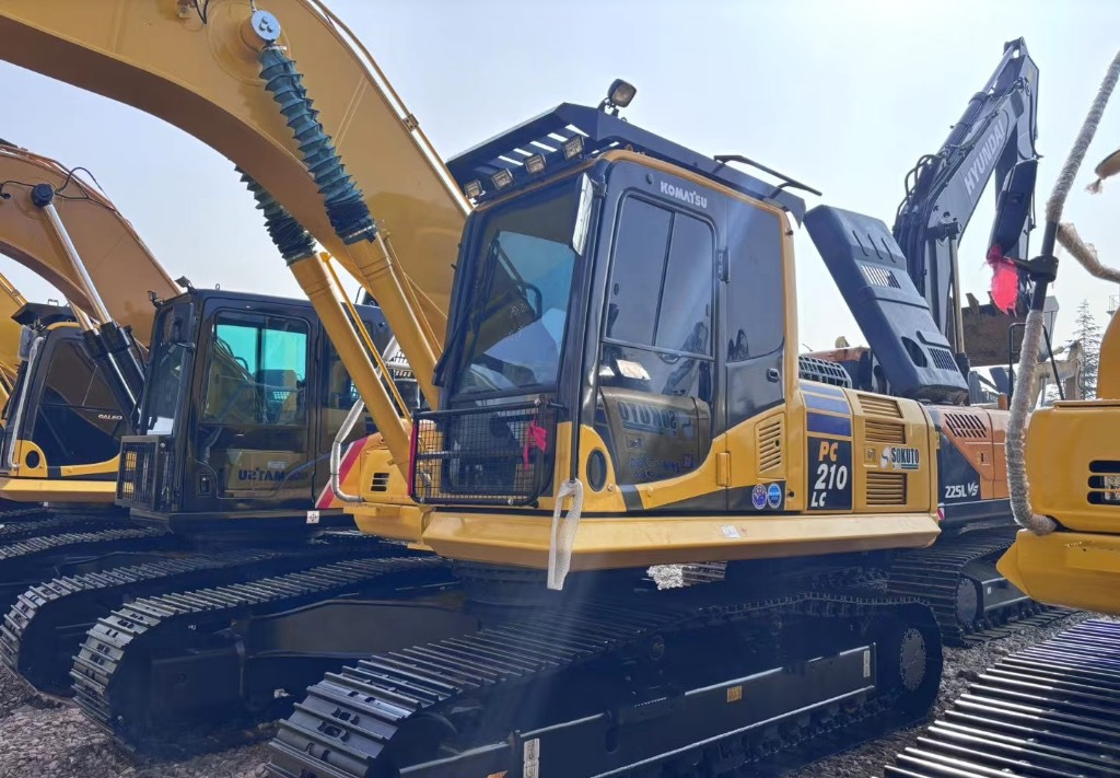 Komatsu PC 210 LC-8 - Telakaivukone: kuva Komatsu PC 210 LC-8 - Telakaivukone Komatsu PC 210 LC-8 - Telakaivukone: kuva Komatsu PC 210 LC-8 - Telakaivukone