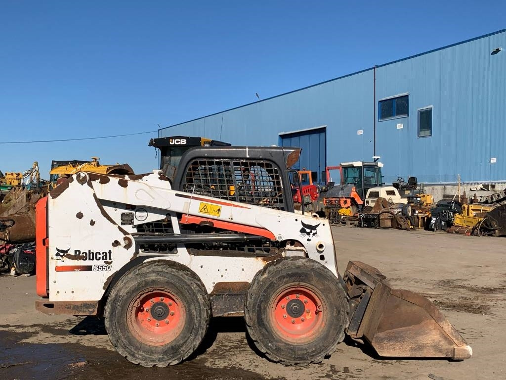 Bobcat S 550 - Liukuohjattu kuormaaja: kuva Bobcat S 550 - Liukuohjattu kuormaaja Bobcat S 550 - Liukuohjattu kuormaaja: kuva Bobcat S 550 - Liukuohjattu kuormaaja