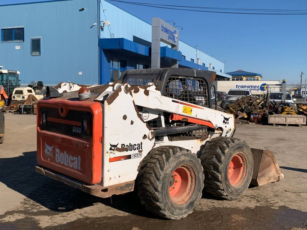 Bobcat S 550 - Liukuohjattu kuormaaja: kuva Bobcat S 550 - Liukuohjattu kuormaaja Bobcat S 550 - Liukuohjattu kuormaaja: kuva Bobcat S 550 - Liukuohjattu kuormaaja