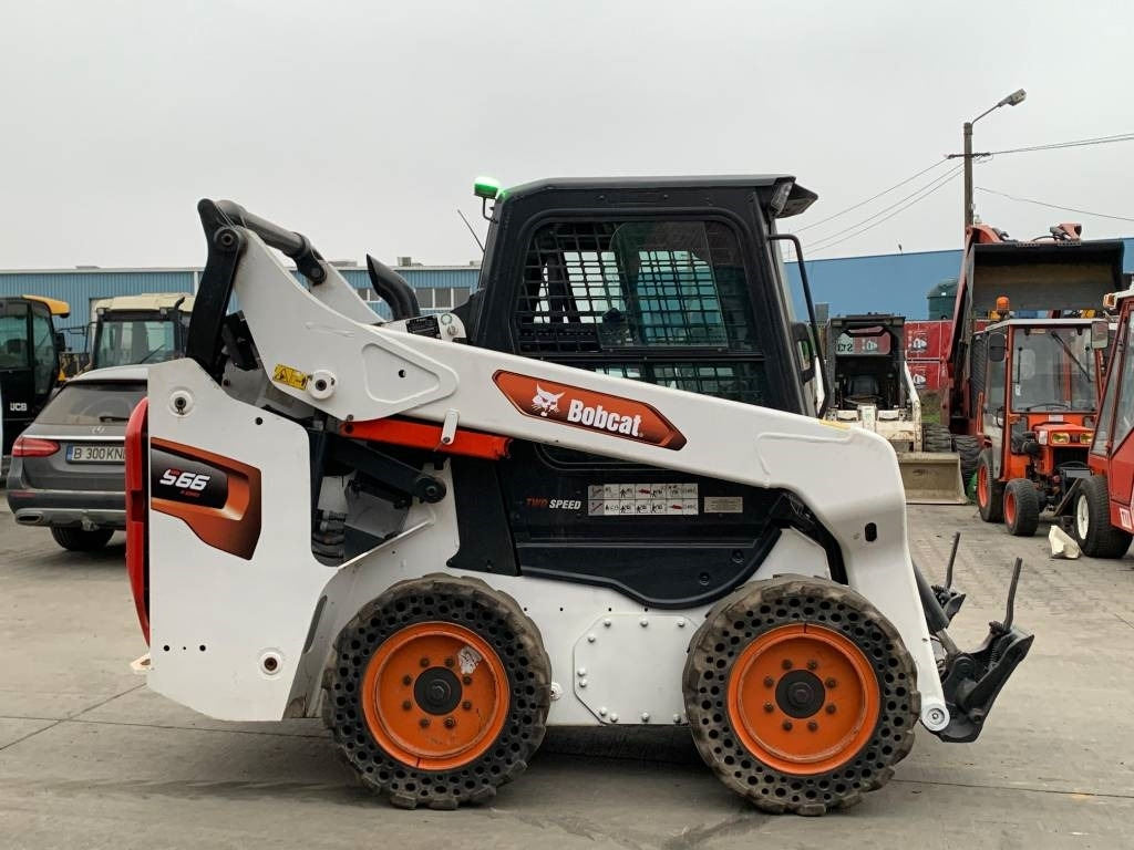 Bobcat S 66 - Liukuohjattu kuormaaja: kuva Bobcat S 66 - Liukuohjattu kuormaaja Bobcat S 66 - Liukuohjattu kuormaaja: kuva Bobcat S 66 - Liukuohjattu kuormaaja