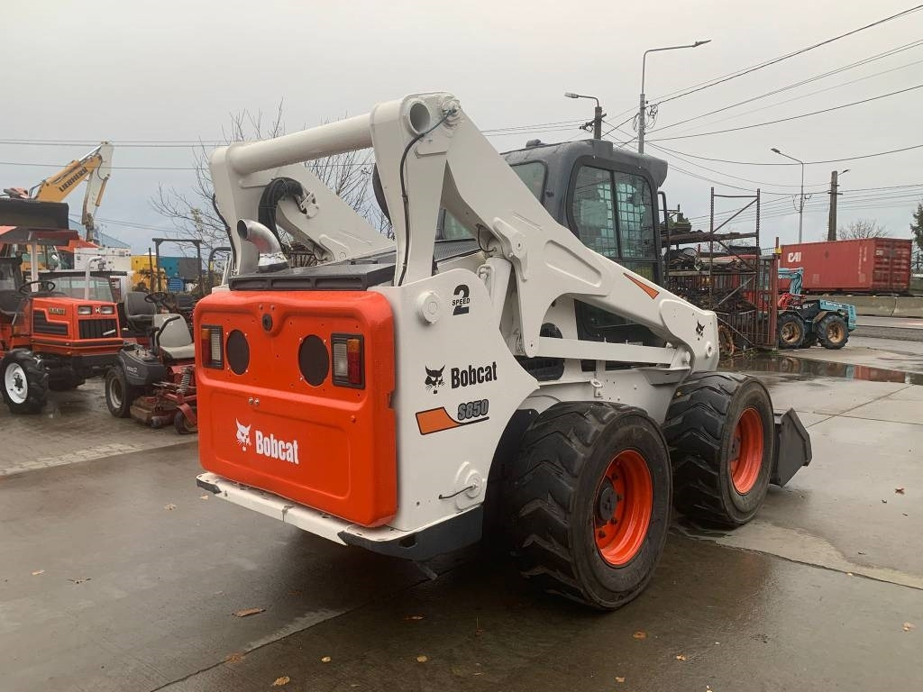 Bobcat S 850 - Liukuohjattu kuormaaja: kuva Bobcat S 850 - Liukuohjattu kuormaaja Bobcat S 850 - Liukuohjattu kuormaaja: kuva Bobcat S 850 - Liukuohjattu kuormaaja