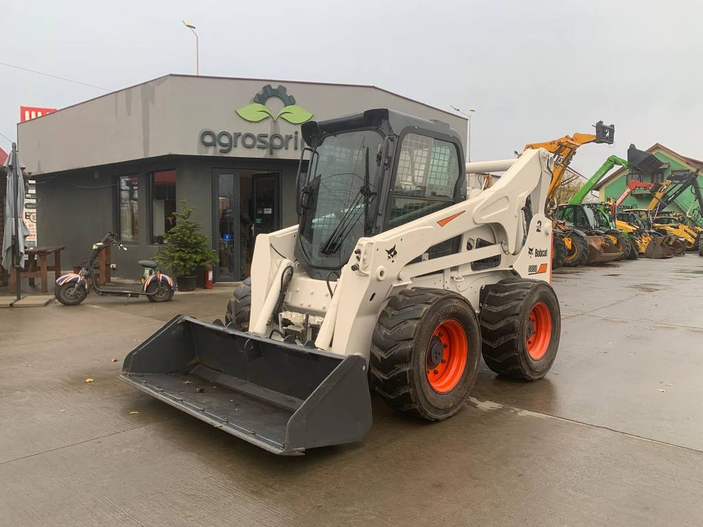 Bobcat S 850 - Liukuohjattu kuormaaja: kuva Bobcat S 850 - Liukuohjattu kuormaaja Bobcat S 850 - Liukuohjattu kuormaaja: kuva Bobcat S 850 - Liukuohjattu kuormaaja