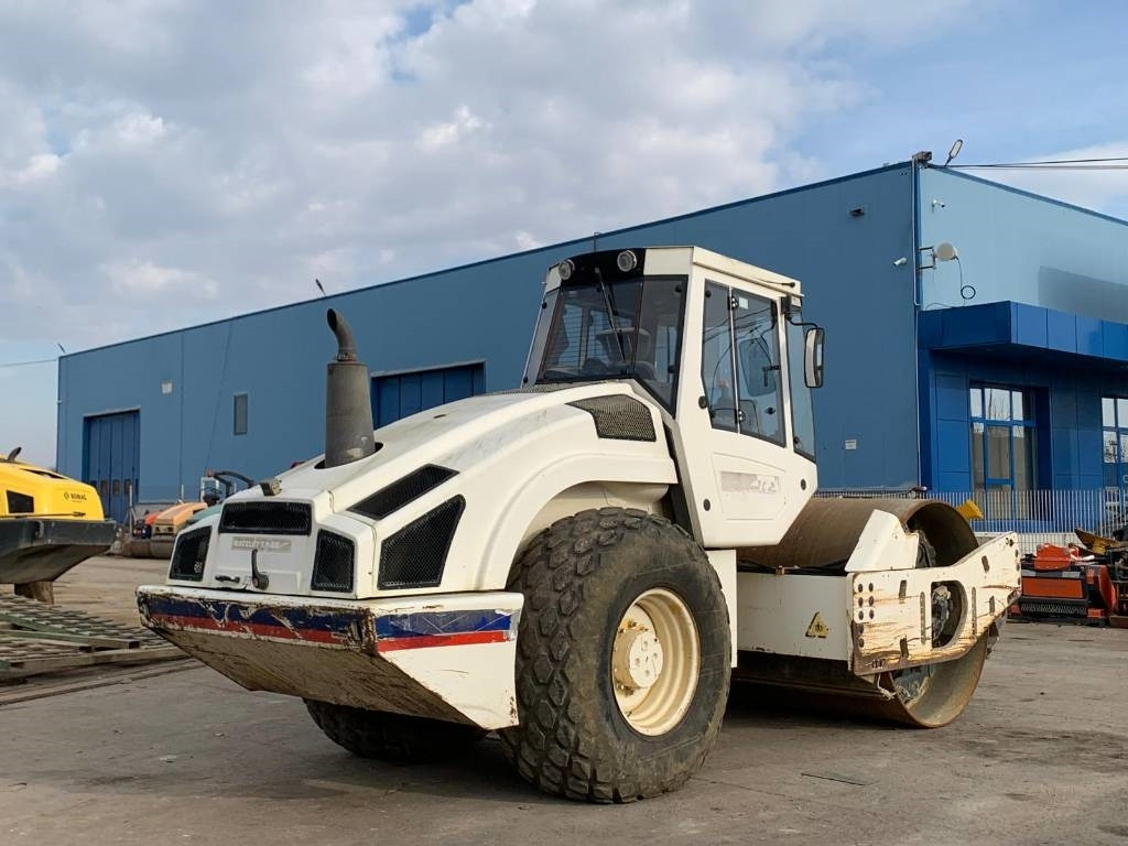 Bomag BW 213 D H-4 - Tiivistyskone: kuva Bomag BW 213 D H-4 - Tiivistyskone Bomag BW 213 D H-4 - Tiivistyskone: kuva Bomag BW 213 D H-4 - Tiivistyskone