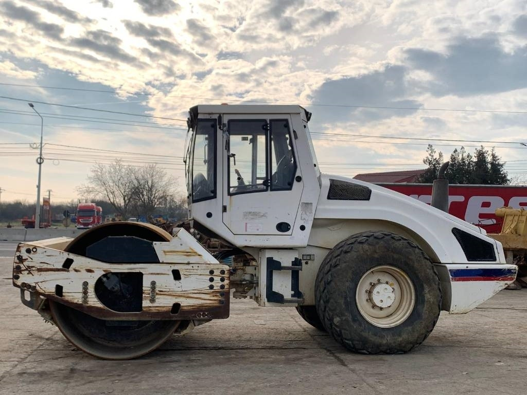 Bomag BW 213 D H-4 - Tiivistyskone: kuva Bomag BW 213 D H-4 - Tiivistyskone Bomag BW 213 D H-4 - Tiivistyskone: kuva Bomag BW 213 D H-4 - Tiivistyskone