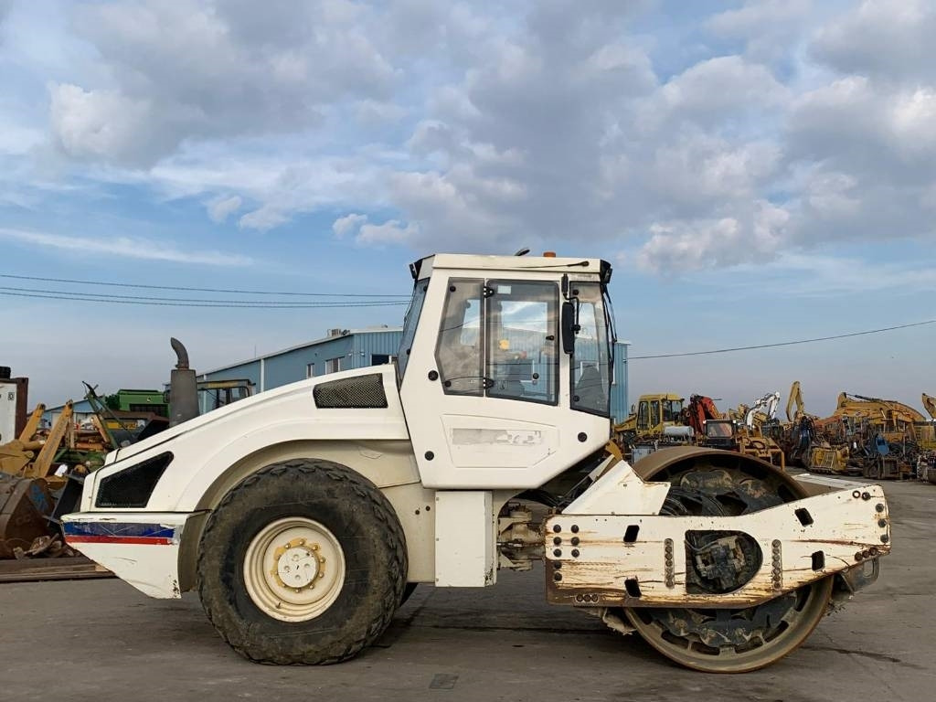 Bomag BW 213 D H-4 - Tiivistyskone: kuva Bomag BW 213 D H-4 - Tiivistyskone Bomag BW 213 D H-4 - Tiivistyskone: kuva Bomag BW 213 D H-4 - Tiivistyskone