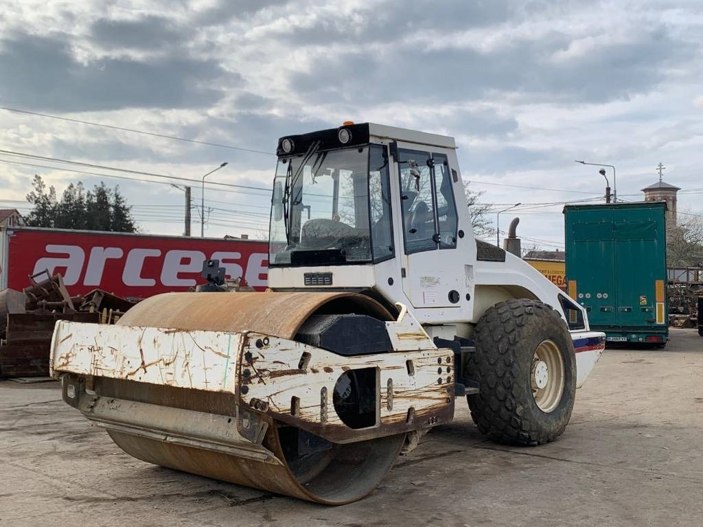 Bomag BW 213 D H-4 - Tiivistyskone: kuva Bomag BW 213 D H-4 - Tiivistyskone Bomag BW 213 D H-4 - Tiivistyskone: kuva Bomag BW 213 D H-4 - Tiivistyskone