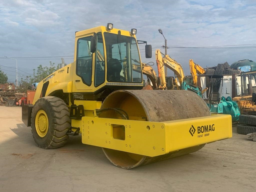 Bomag Shantui BW219DH - Tiivistyskone: kuva Bomag Shantui BW219DH - Tiivistyskone Bomag Shantui BW219DH - Tiivistyskone: kuva Bomag Shantui BW219DH - Tiivistyskone