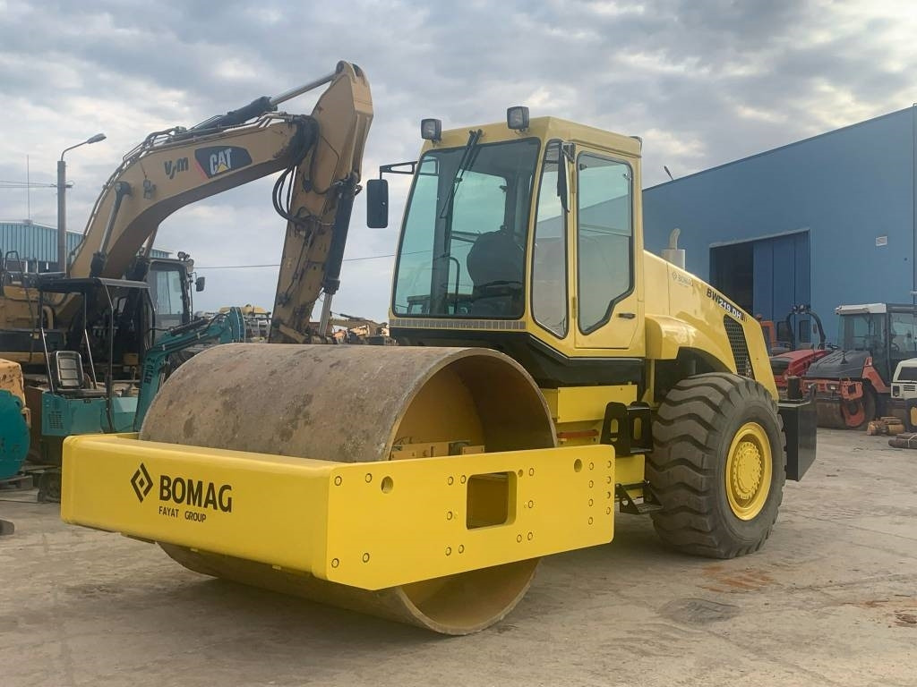Bomag Shantui BW219DH - Tiivistyskone: kuva Bomag Shantui BW219DH - Tiivistyskone Bomag Shantui BW219DH - Tiivistyskone: kuva Bomag Shantui BW219DH - Tiivistyskone