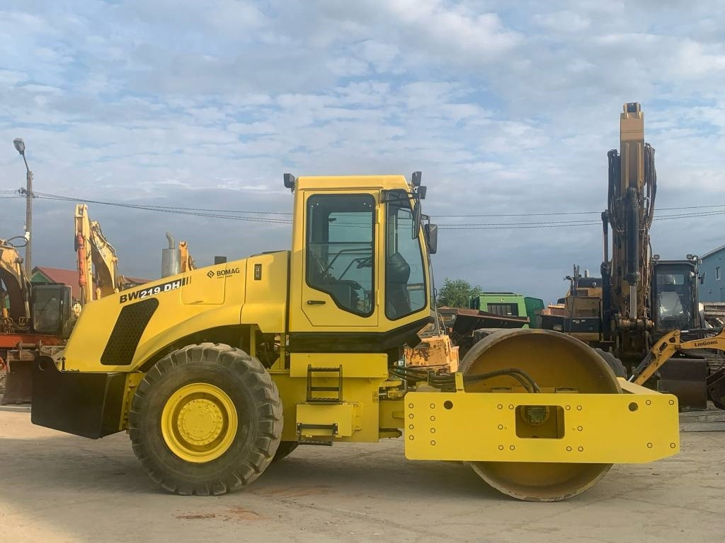 Bomag Shantui BW219DH - Tiivistyskone: kuva Bomag Shantui BW219DH - Tiivistyskone Bomag Shantui BW219DH - Tiivistyskone: kuva Bomag Shantui BW219DH - Tiivistyskone
