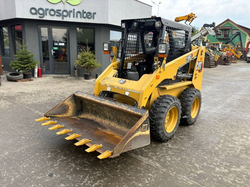 CAT 216 B 3 - Liukuohjattu kuormaaja: kuva CAT 216 B 3 - Liukuohjattu kuormaaja CAT 216 B 3 - Liukuohjattu kuormaaja: kuva CAT 216 B 3 - Liukuohjattu kuormaaja