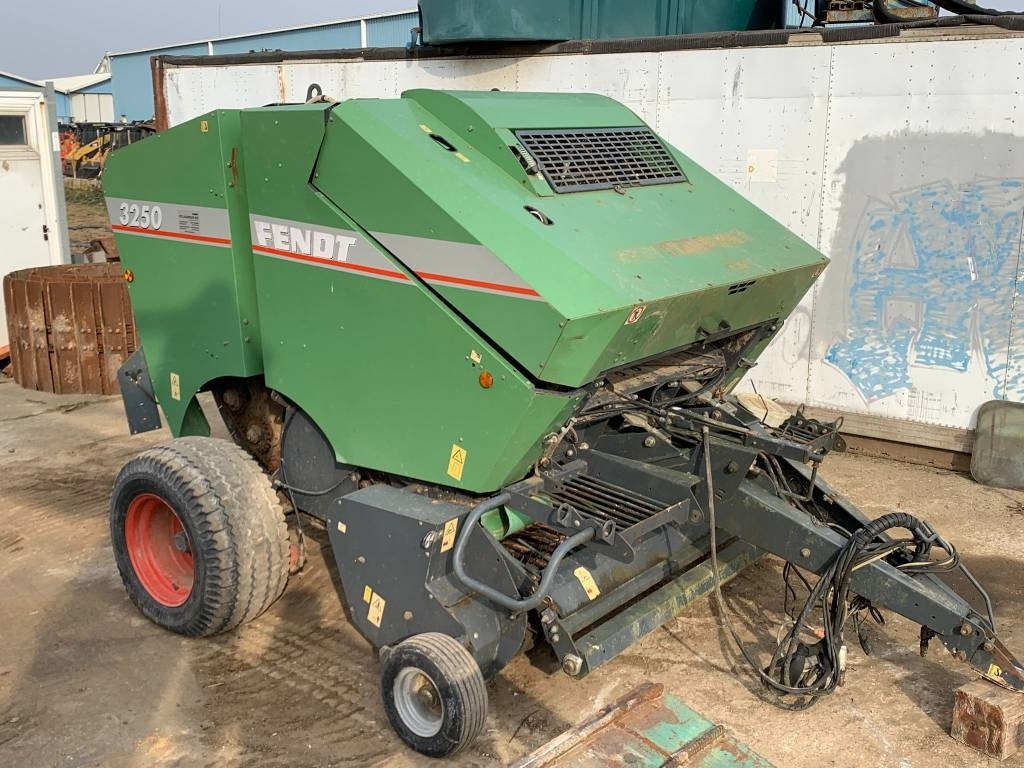 Fendt 3250 - Pyöröpaalain: kuva Fendt 3250 - Pyöröpaalain Fendt 3250 - Pyöröpaalain: kuva Fendt 3250 - Pyöröpaalain