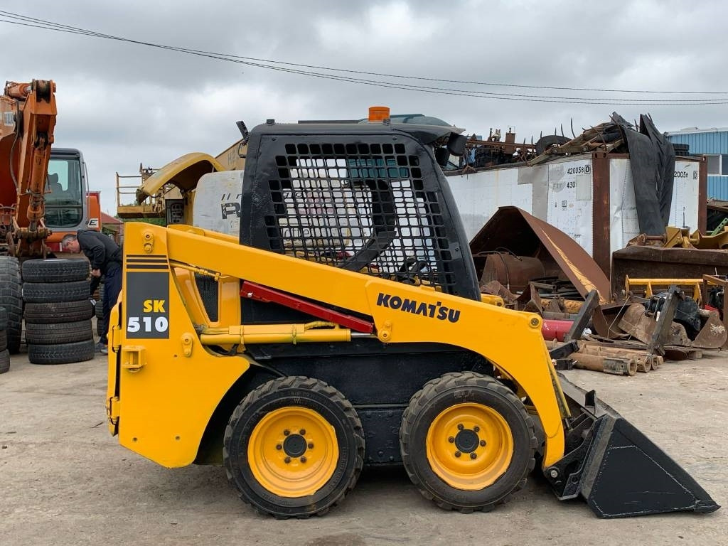 Komatsu SK 510 - Liukuohjattu kuormaaja: kuva Komatsu SK 510 - Liukuohjattu kuormaaja Komatsu SK 510 - Liukuohjattu kuormaaja: kuva Komatsu SK 510 - Liukuohjattu kuormaaja