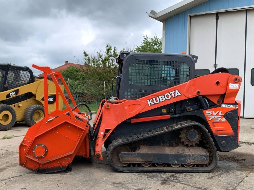 Kubota SVL 75-2+Topcat SSFM81 - Liukuohjattu telakuormaaja: kuva Kubota SVL 75-2+Topcat SSFM81 - Liukuohjattu telakuormaaja Kubota SVL 75-2+Topcat SSFM81 - Liukuohjattu telakuormaaja: kuva Kubota SVL 75-2+Topcat SSFM81 - Liukuohjattu telakuormaaja