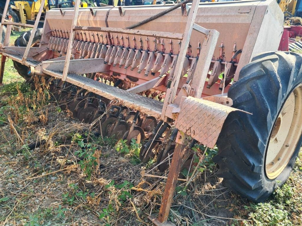 Kuhn 4M - Kylvölannoitin: kuva Kuhn 4M - Kylvölannoitin Kuhn 4M - Kylvölannoitin: kuva Kuhn 4M - Kylvölannoitin