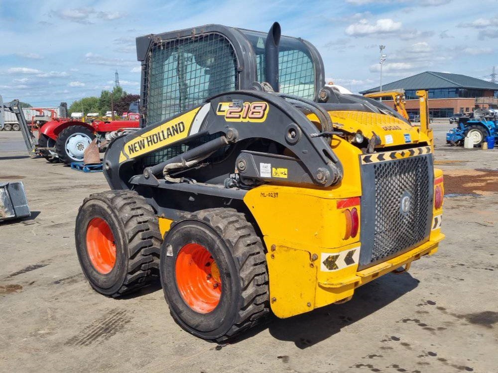 New Holland L 218 - Liukuohjattu kuormaaja: kuva New Holland L 218 - Liukuohjattu kuormaaja New Holland L 218 - Liukuohjattu kuormaaja: kuva New Holland L 218 - Liukuohjattu kuormaaja