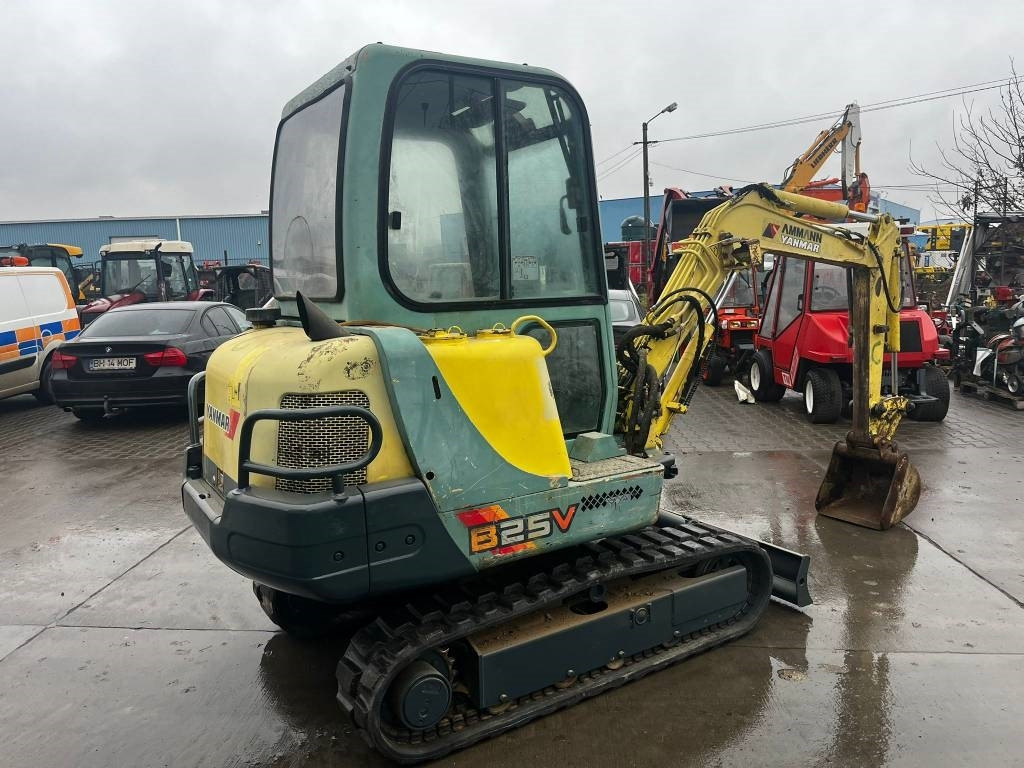 Yanmar B 25 V - Minikuormaaja: kuva Yanmar B 25 V - Minikuormaaja Yanmar B 25 V - Minikuormaaja: kuva Yanmar B 25 V - Minikuormaaja