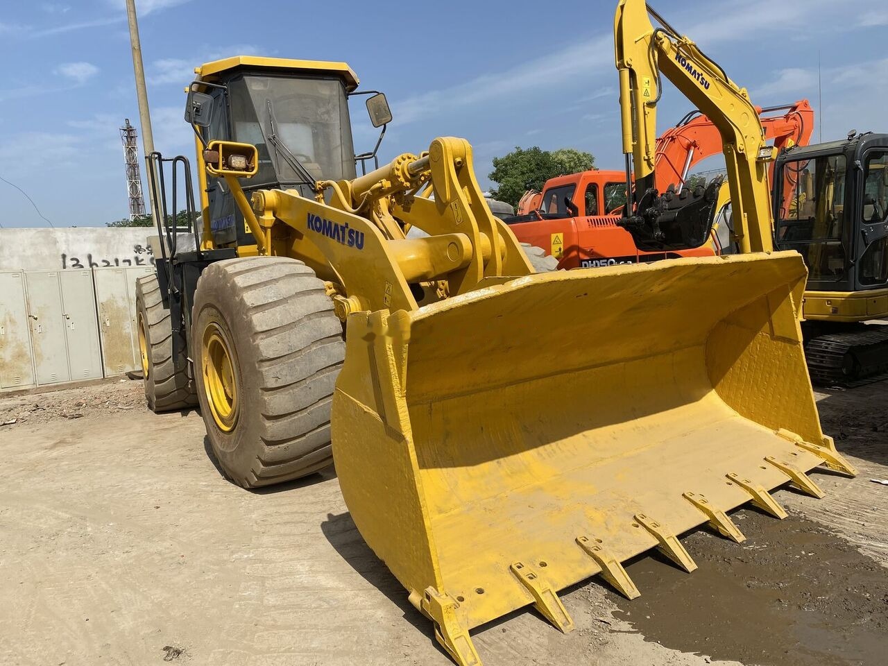 Komatsu WA470-3 - Pyöräkuormaaja: kuva Komatsu WA470-3 - Pyöräkuormaaja Komatsu WA470-3 - Pyöräkuormaaja: kuva Komatsu WA470-3 - Pyöräkuormaaja