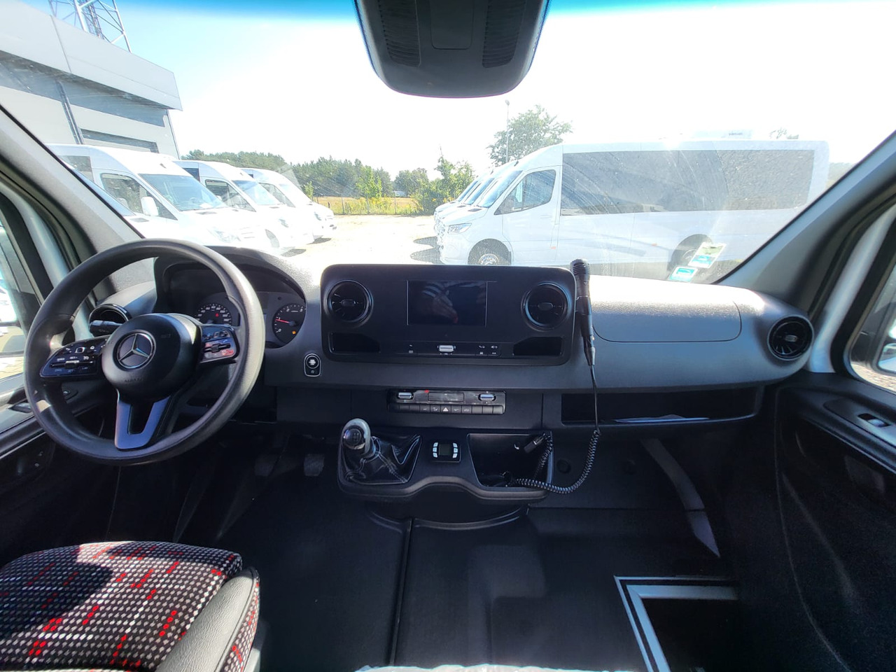 Sprinter 516 CDI 24 places + 4 standing  - Esikaupunkien linja: kuva Sprinter 516 CDI 24 places + 4 standing  - Esikaupunkien linja Sprinter 516 CDI 24 places + 4 standing  - Esikaupunkien linja: kuva Sprinter 516 CDI 24 places + 4 standing  - Esikaupunkien linja