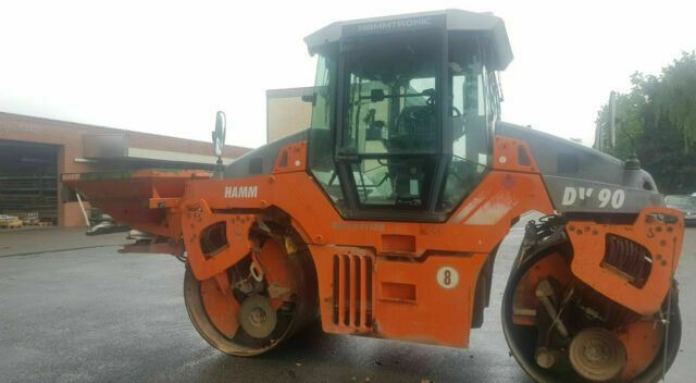 Hamm DV90 VO mit Streuer Klima German Maschine - Tiejyrä: kuva Hamm DV90 VO mit Streuer Klima German Maschine - Tiejyrä Hamm DV90 VO mit Streuer Klima German Maschine - Tiejyrä: kuva Hamm DV90 VO mit Streuer Klima German Maschine - Tiejyrä