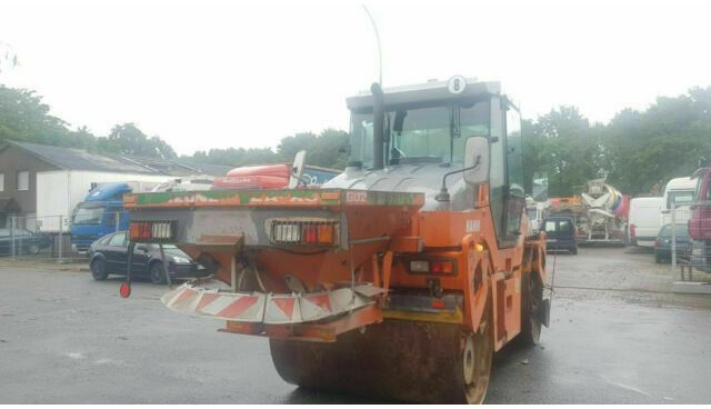 Hamm DV90 VO mit Streuer Klima German Maschine - Tiejyrä: kuva Hamm DV90 VO mit Streuer Klima German Maschine - Tiejyrä Hamm DV90 VO mit Streuer Klima German Maschine - Tiejyrä: kuva Hamm DV90 VO mit Streuer Klima German Maschine - Tiejyrä