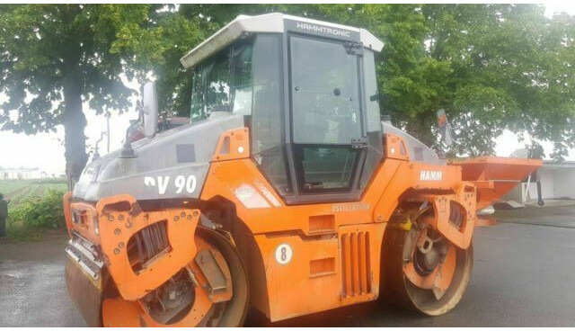 Hamm DV90 VO mit Streuer Klima German Maschine - Tiejyrä: kuva Hamm DV90 VO mit Streuer Klima German Maschine - Tiejyrä Hamm DV90 VO mit Streuer Klima German Maschine - Tiejyrä: kuva Hamm DV90 VO mit Streuer Klima German Maschine - Tiejyrä