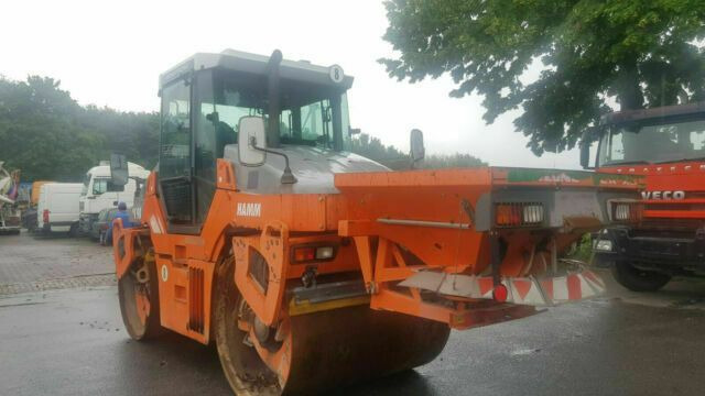 Hamm DV90 VO mit Streuer Klima German Maschine - Tiejyrä: kuva Hamm DV90 VO mit Streuer Klima German Maschine - Tiejyrä Hamm DV90 VO mit Streuer Klima German Maschine - Tiejyrä: kuva Hamm DV90 VO mit Streuer Klima German Maschine - Tiejyrä