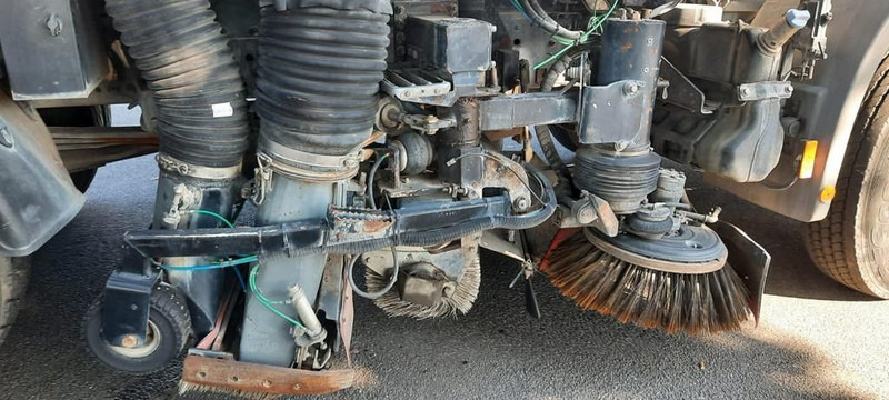 Lakaisuauto Mercedes-Benz 1824 Axor: kuva Lakaisuauto Mercedes-Benz 1824 Axor Lakaisuauto Mercedes-Benz 1824 Axor: kuva Lakaisuauto Mercedes-Benz 1824 Axor