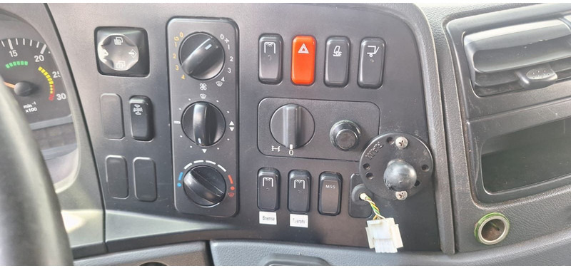 Kuorma-auto alusta Mercedes-Benz 1833 2 Achser für BDF mit LBW: kuva Kuorma-auto alusta Mercedes-Benz 1833 2 Achser für BDF mit LBW