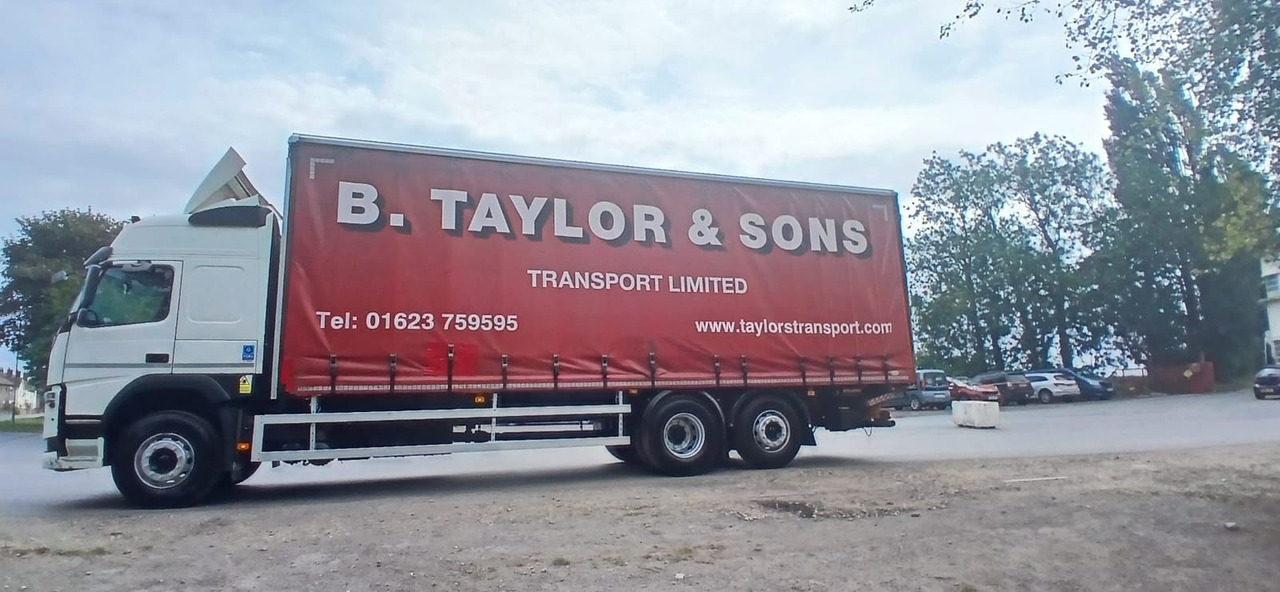 Pressukapelli kuorma-auto 2016 Volvo FM 330 Curtainside Truck: kuva Pressukapelli kuorma-auto 2016 Volvo FM 330 Curtainside Truck