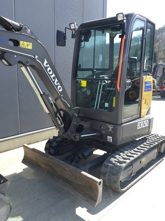 Volvo ECR 25 D - Minikuormaaja: kuva Volvo ECR 25 D - Minikuormaaja Volvo ECR 25 D - Minikuormaaja: kuva Volvo ECR 25 D - Minikuormaaja
