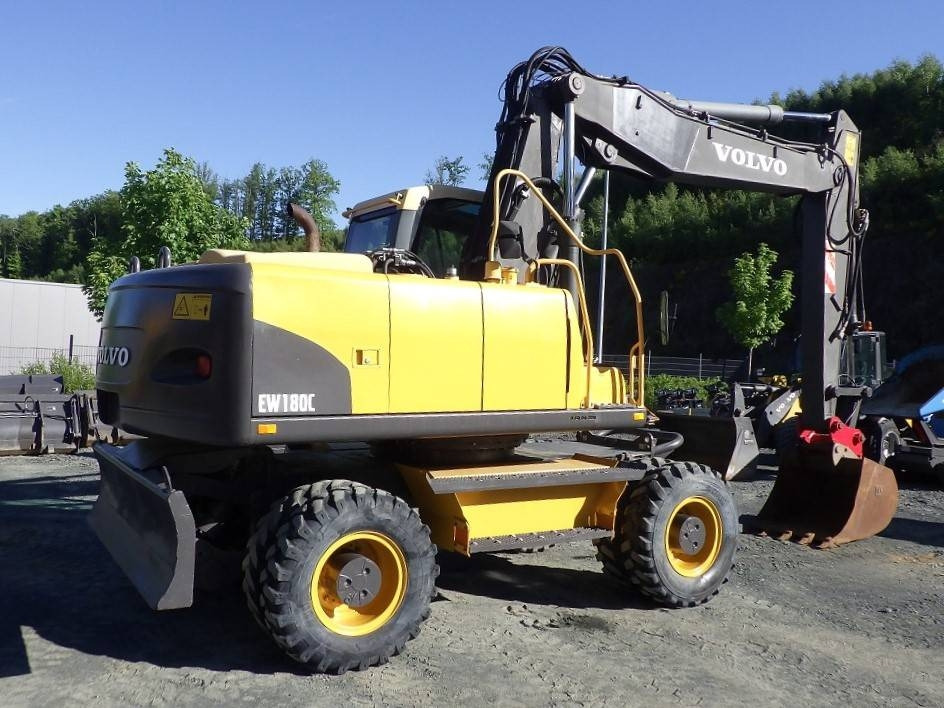 Volvo EW 180 C - Pyöräalustainen kaivinkone: kuva Volvo EW 180 C - Pyöräalustainen kaivinkone Volvo EW 180 C - Pyöräalustainen kaivinkone: kuva Volvo EW 180 C - Pyöräalustainen kaivinkone