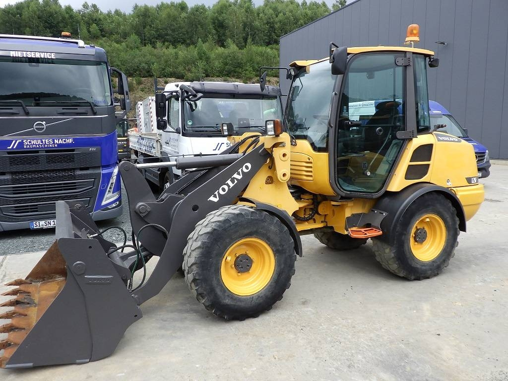 Volvo L 25 F - Pyöräkuormaaja: kuva Volvo L 25 F - Pyöräkuormaaja Volvo L 25 F - Pyöräkuormaaja: kuva Volvo L 25 F - Pyöräkuormaaja