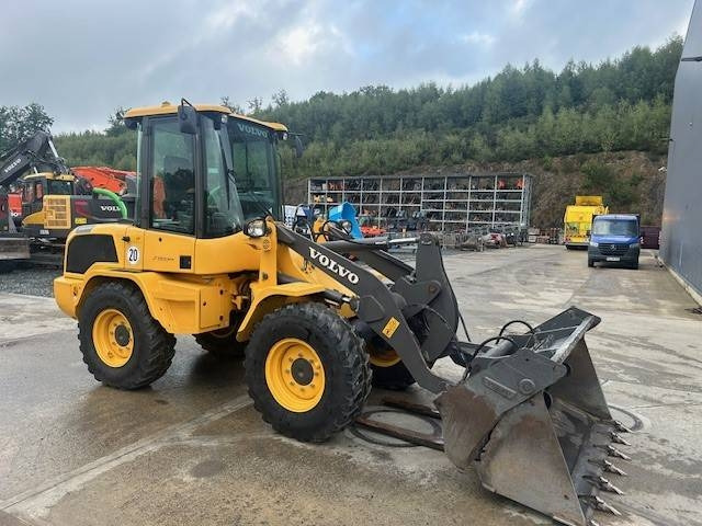 Volvo L 30 G - Pyöräkuormaaja: kuva Volvo L 30 G - Pyöräkuormaaja Volvo L 30 G - Pyöräkuormaaja: kuva Volvo L 30 G - Pyöräkuormaaja