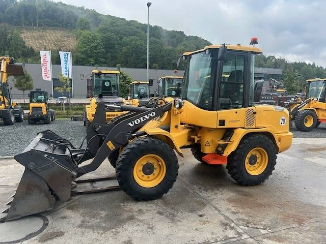 Volvo L 30 G - Pyöräkuormaaja: kuva Volvo L 30 G - Pyöräkuormaaja Volvo L 30 G - Pyöräkuormaaja: kuva Volvo L 30 G - Pyöräkuormaaja