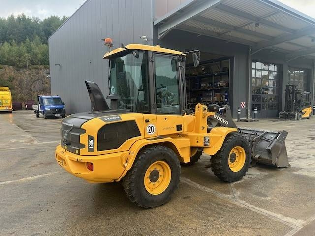 Volvo L 30 G - Pyöräkuormaaja: kuva Volvo L 30 G - Pyöräkuormaaja Volvo L 30 G - Pyöräkuormaaja: kuva Volvo L 30 G - Pyöräkuormaaja
